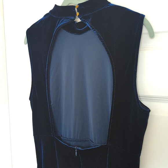 LORI MICHAELS | Stretch navy backless midi dress - Picture 3 of 5